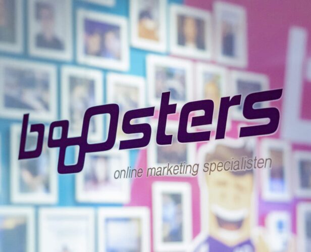 Booosters-logo op de glazen deur van het online marketingkantoor in Doetinchem