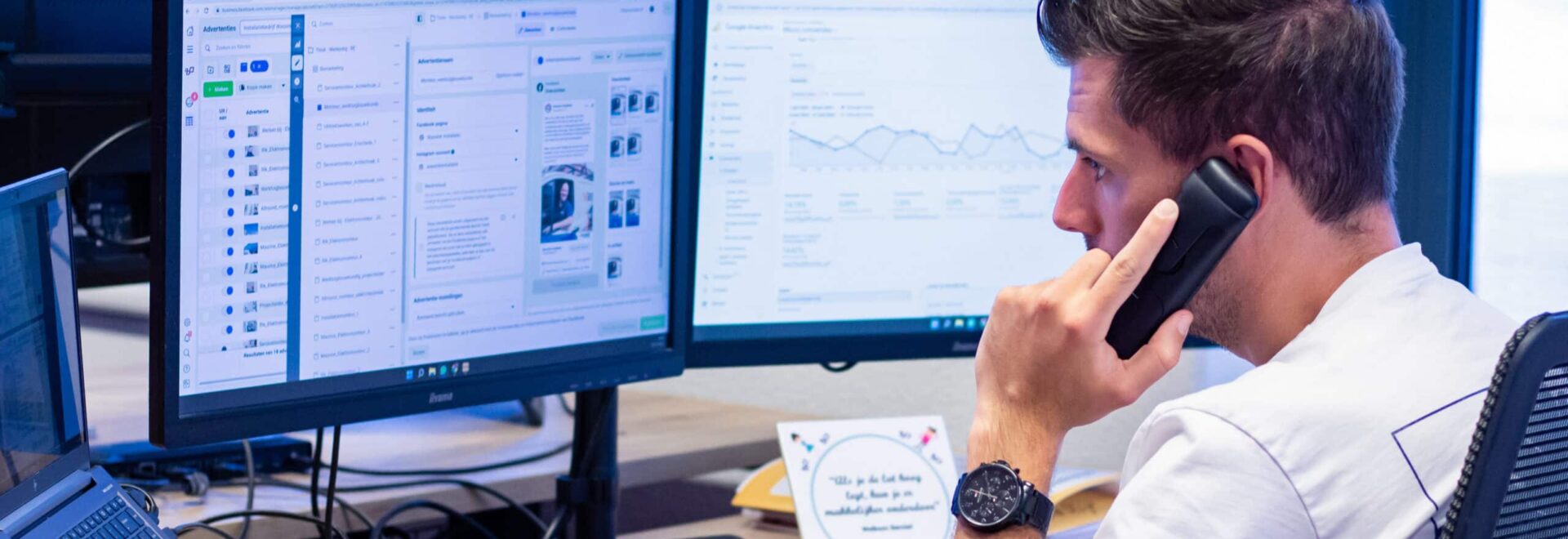 Online marketeer Bernie aan het bellen op het Booosters kantoor