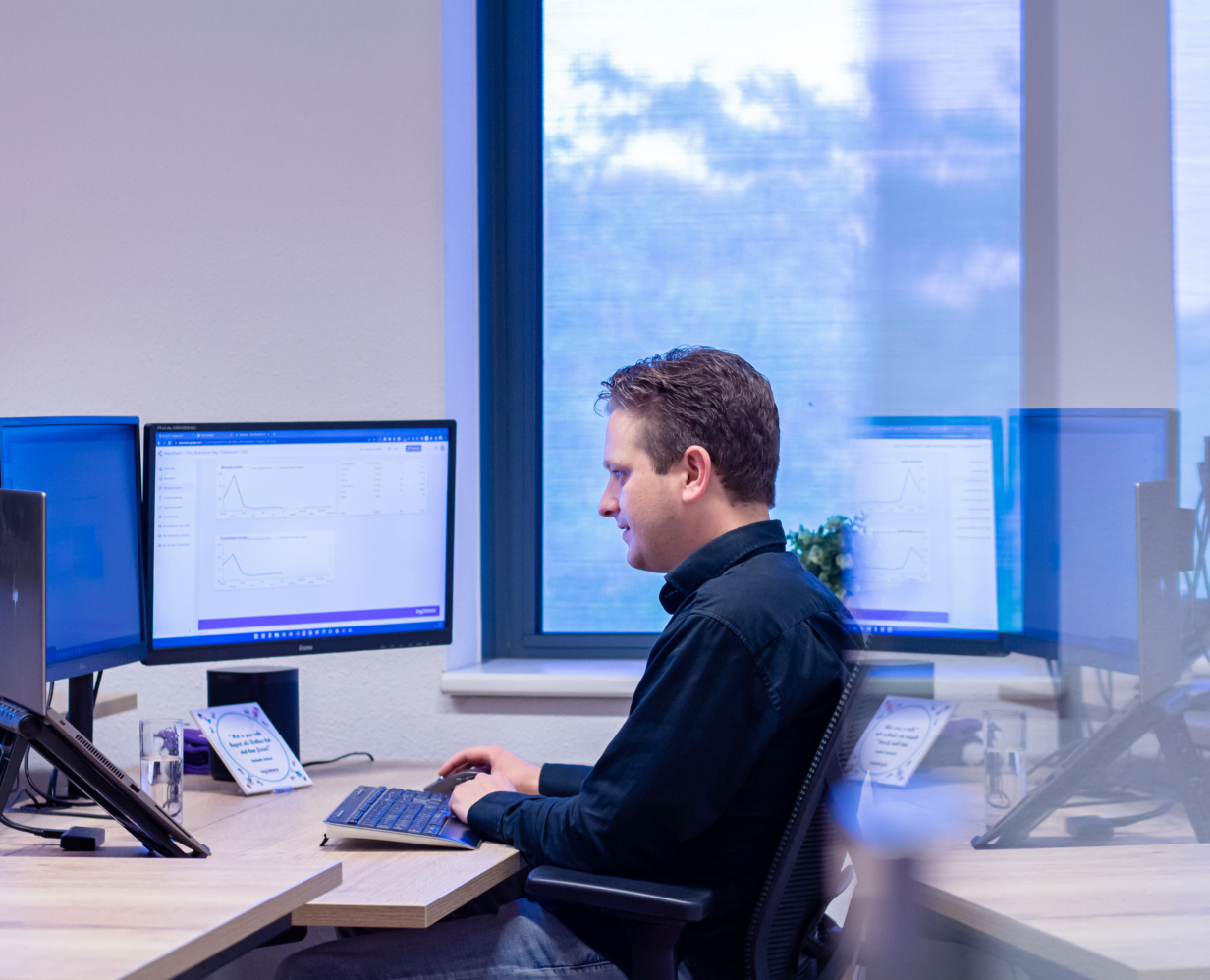 Data & AI specialist Arthur aan het werk achter zijn computer