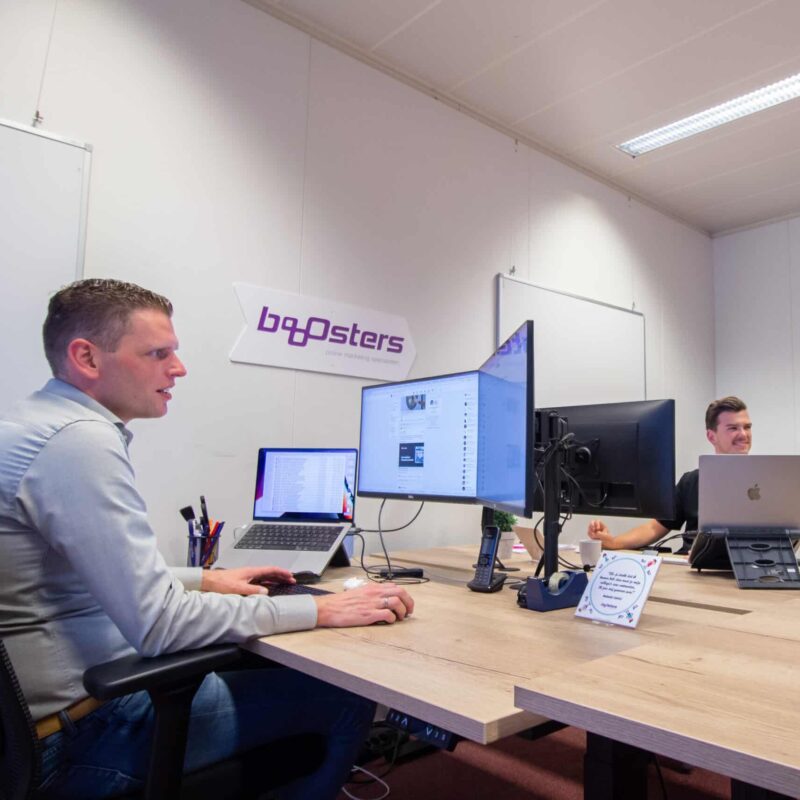 Managing partner Calvin en online marketeer Jan aan het werk op het Booosters kantoor