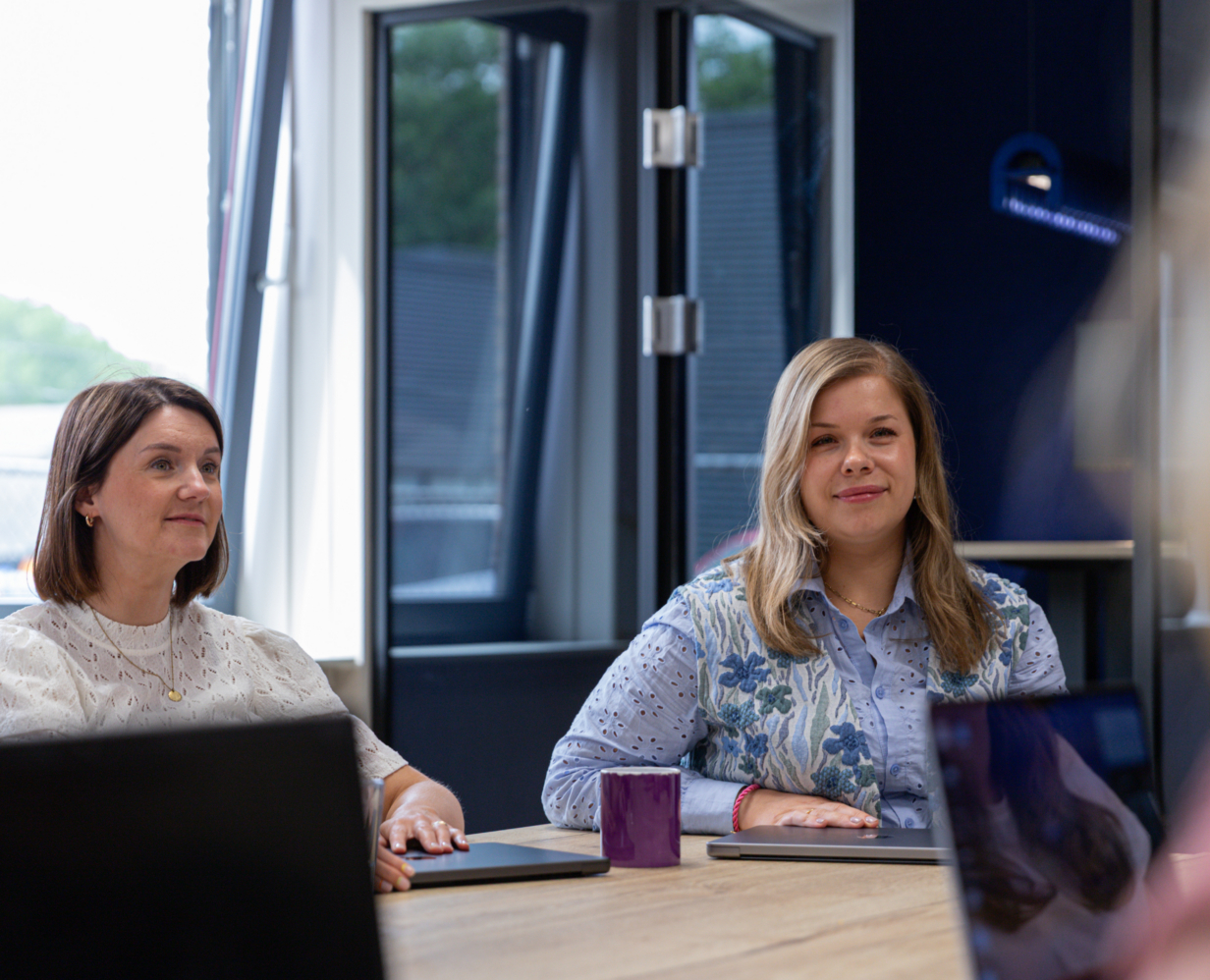 Anna (links) en Kicky (rechts) tijdens een overleg met collega's. Content marketeers bij Booosters, online marketingbureau in Doetinchem.