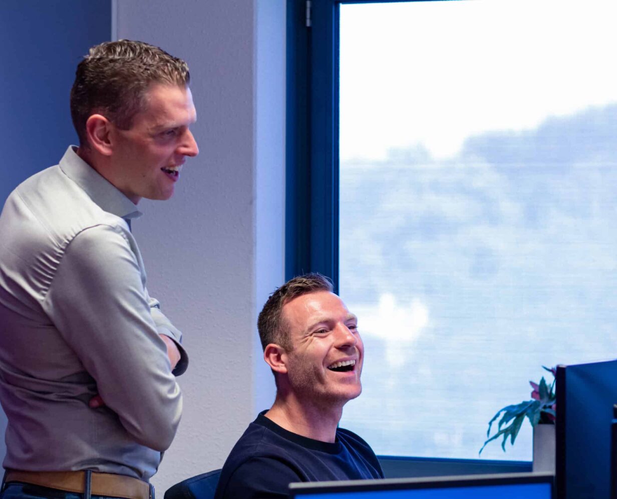 Managing partner Calvin en online marketeer Niels aan het werk op het Booosters kantoor