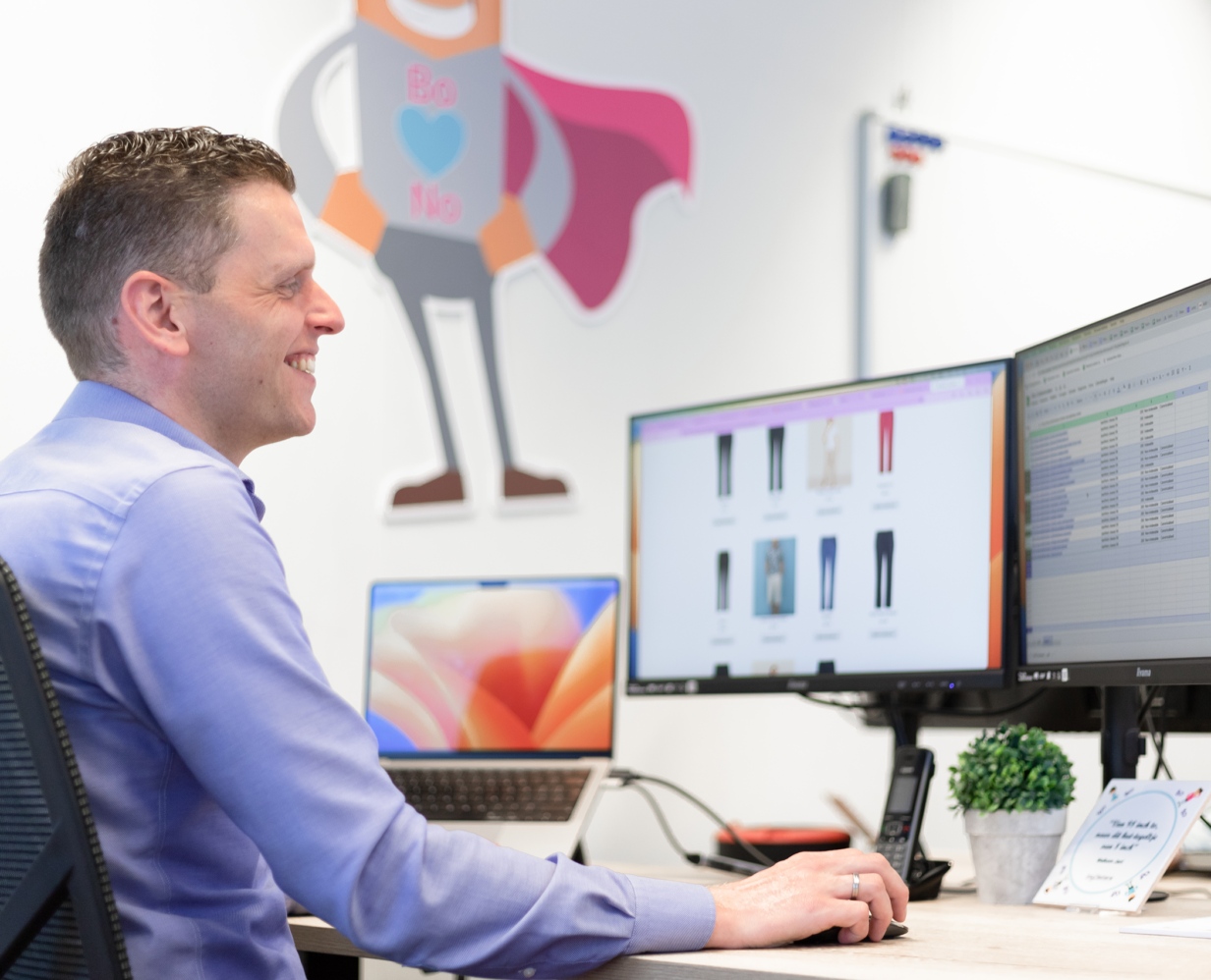 Calvin, Managing Partner bij Booosters, aan het werk op het Booosterskantoor