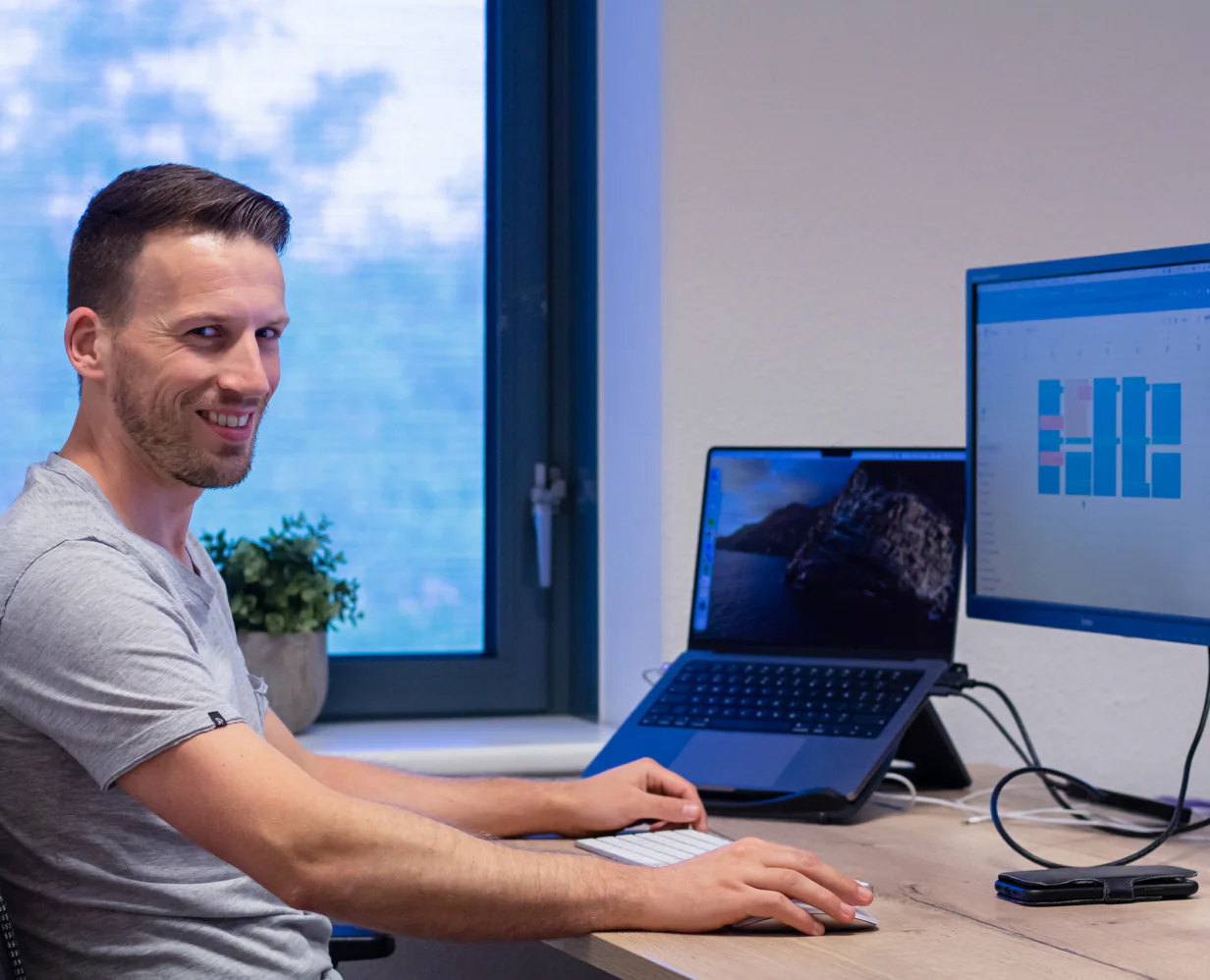 Maurice, Online Marketeer bij Booosters, aan het werk in het Booosterskantoor