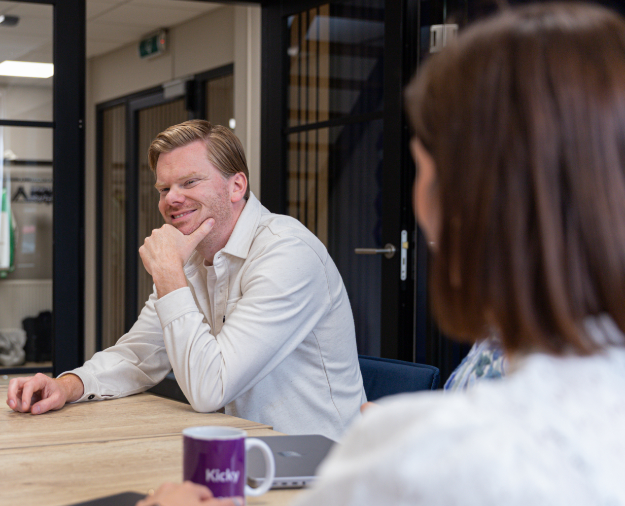 Marketing strategie lead Gijs in overleg met andere Booosters-collega's.