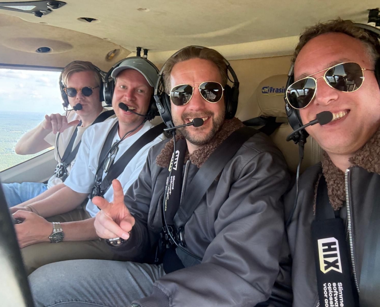 Marketing strategie lead Gijs zit in een helikoper, samen met de contactpersonen bij klant Hix.