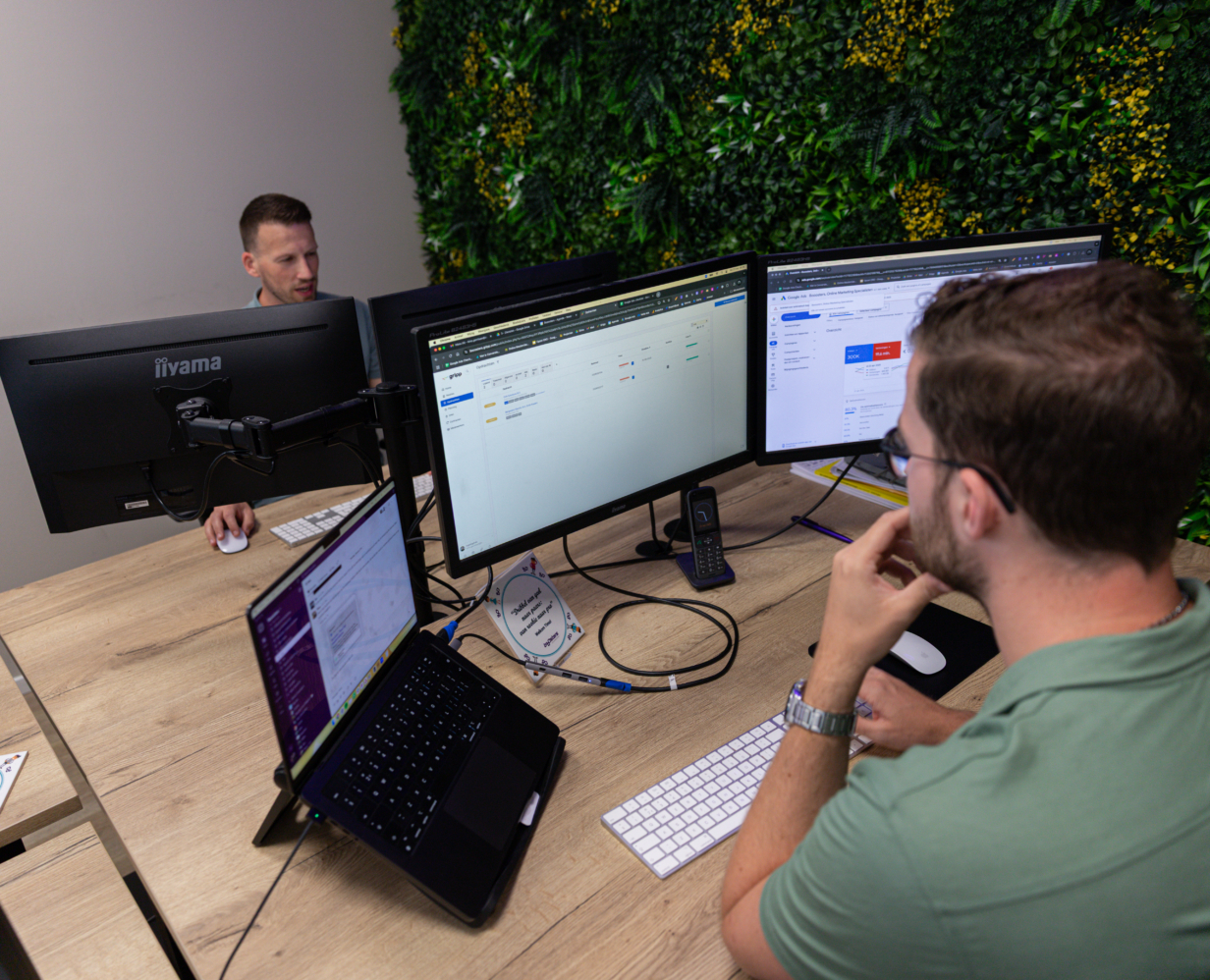 cro specialist Timo die kijkt naar zijn computerscherm