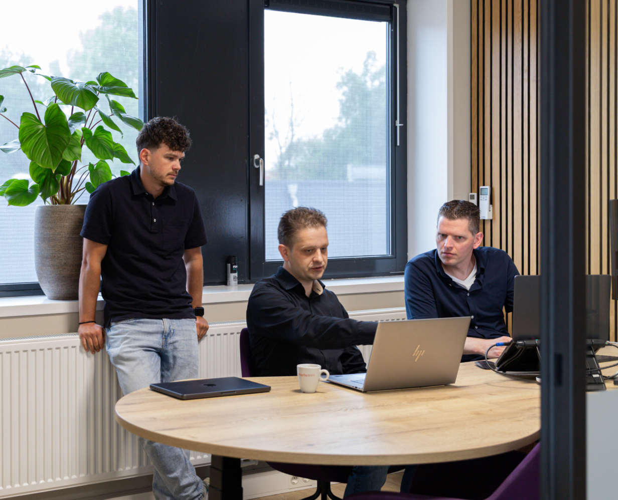 Jan, Arthur en Calvin zitten in een kantoor te overleggen