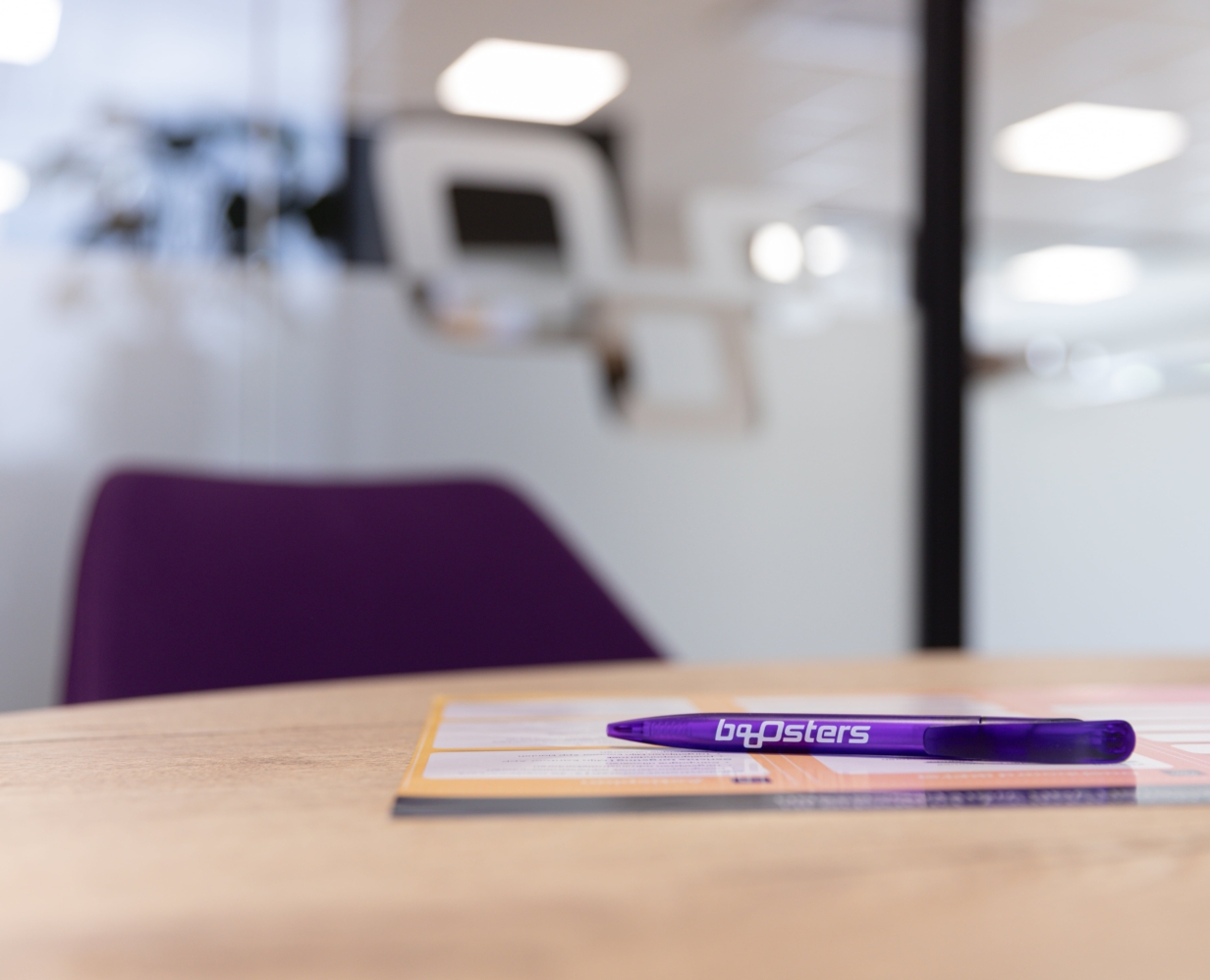 De Booosters pen liggend op een tafel