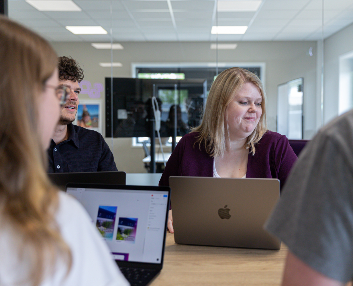 Grafische content marketeer Dafne die samen met haar collega's aan het overleggen is