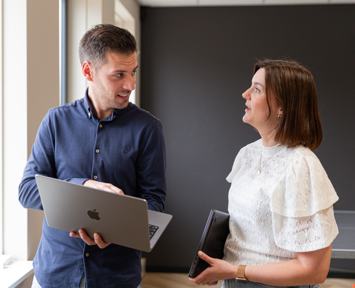 Online marketing adviseur Bernie en content marketeer Kicky die samen iets aan het overleggen zijn