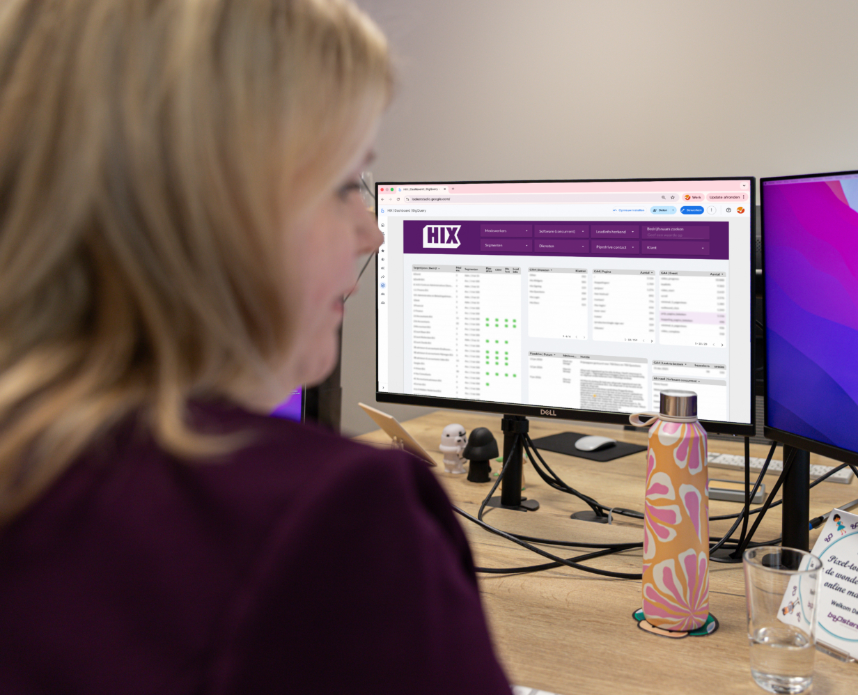 Dafne die kijkt naar een scherm met een dashboard