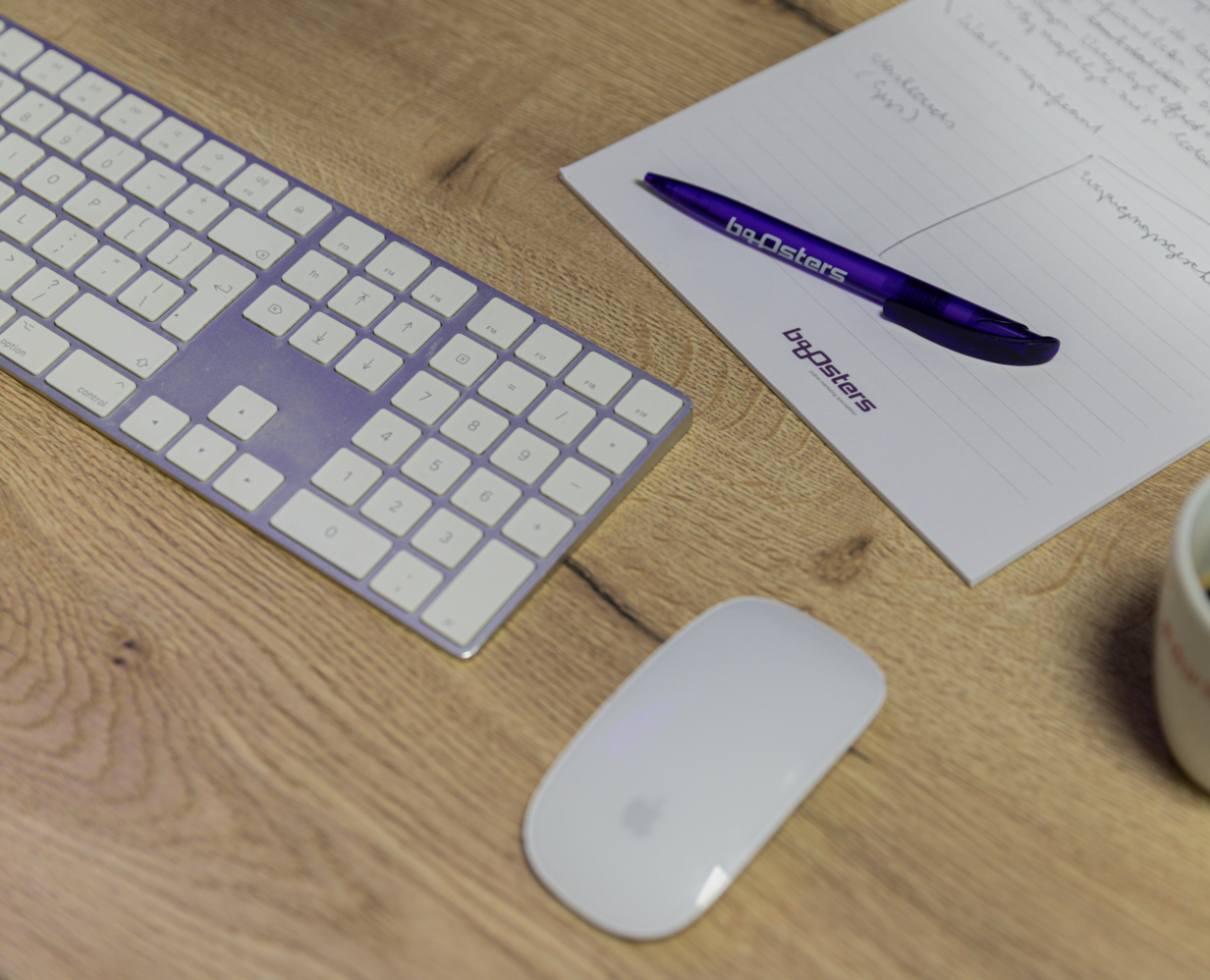 Toetsenbord, muis en Booosters stationary op een bureau