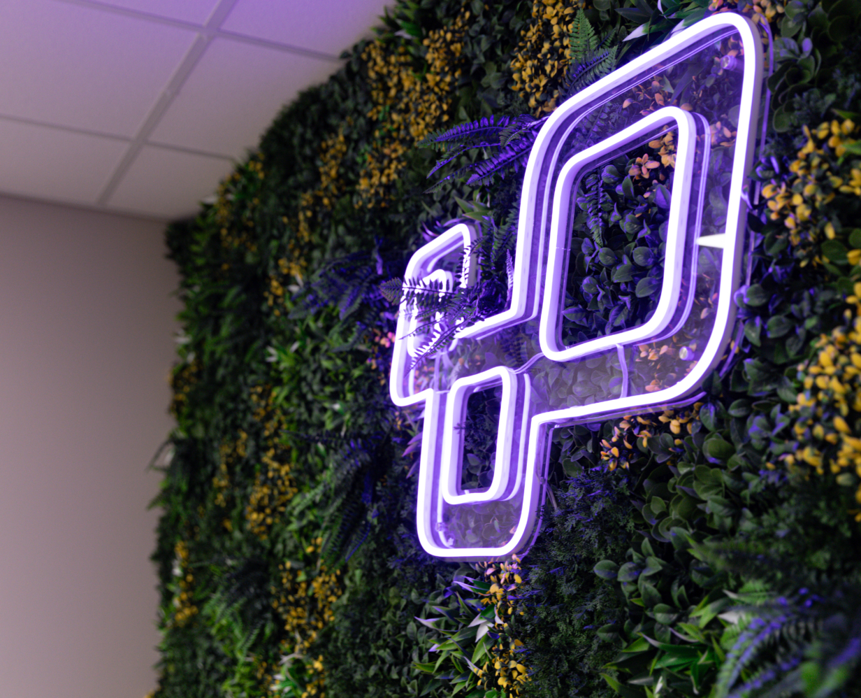 Neonsign van het beeldmerk van Booosters: drie O's in het paars.