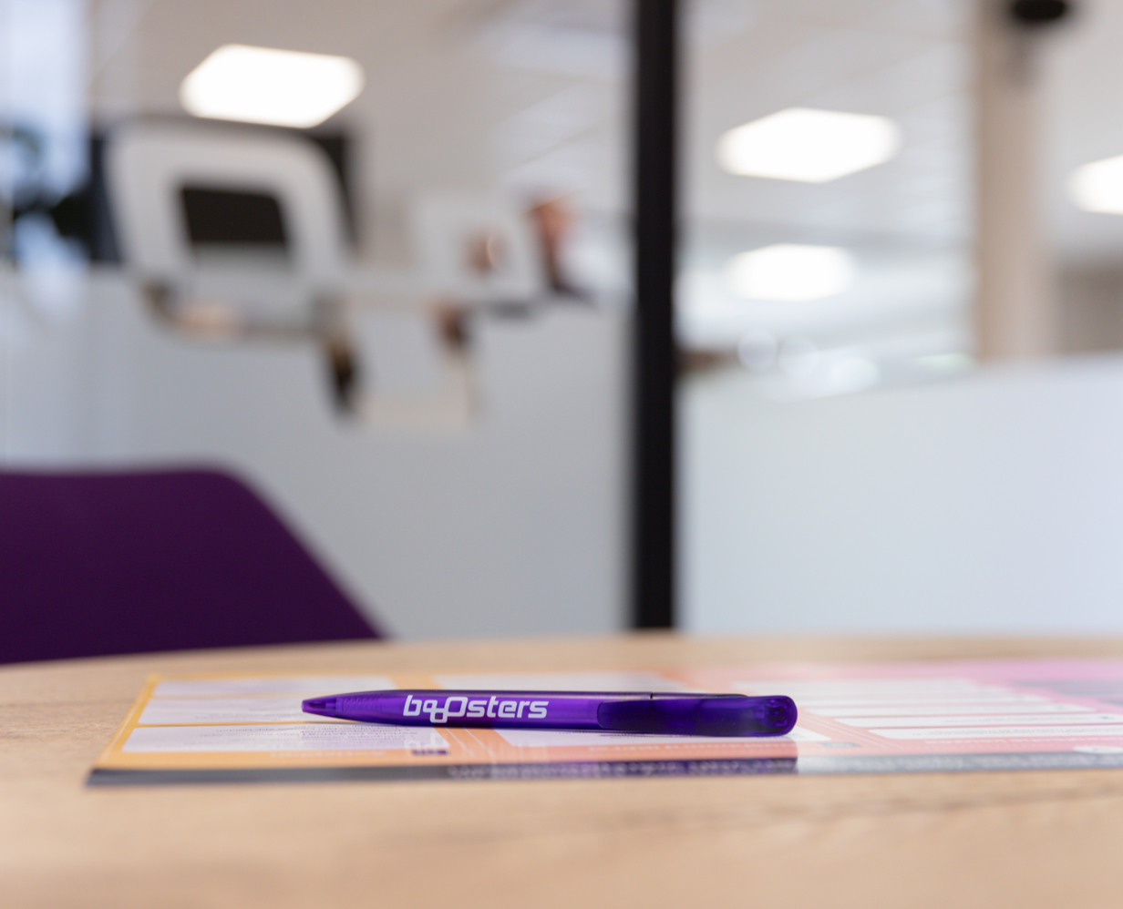 Booosters stationary: Booosters pen ligt op tafel in het Booosters kantoor